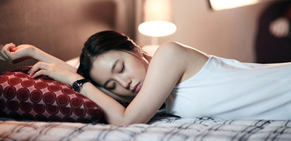 Moon Chae Won đẹp mơ màng trên giường ngủ  1