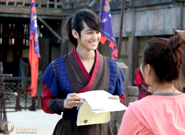 Kim Bum buộc tóc điệu đà chống nóng 2