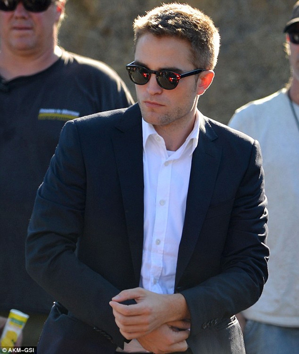 Robert Pattinson bò ra đất hôn người đẹp 6