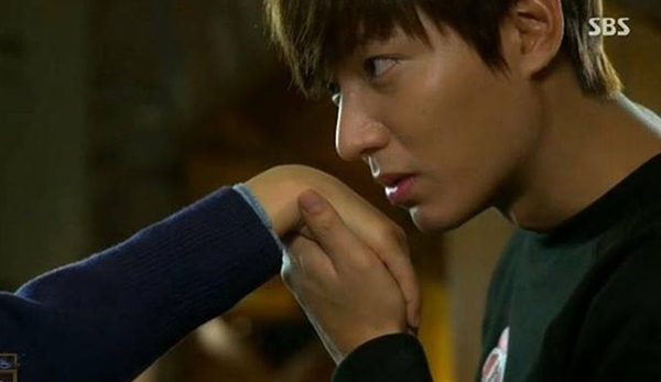 Kim Tan (Lee Min Ho) âm mưu hôn tay người đẹp 1