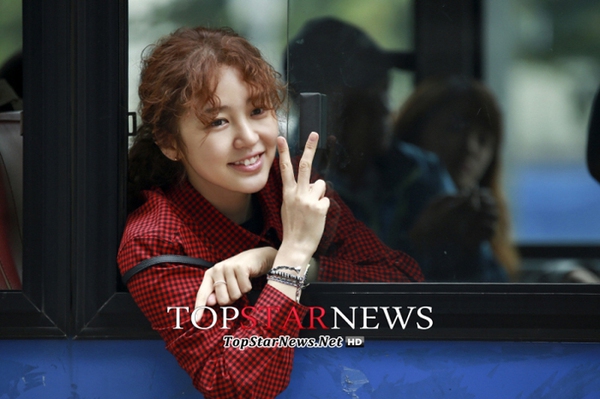 Yoon Eun Hye tạm biệt trai trẻ bằng điệu bộ dễ thương 1