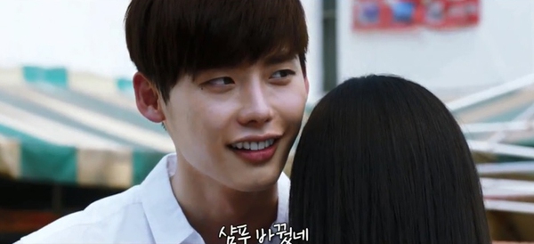 Lee Jong Suk – Seo In Guk thi nhau lấy lòng Yuri 1