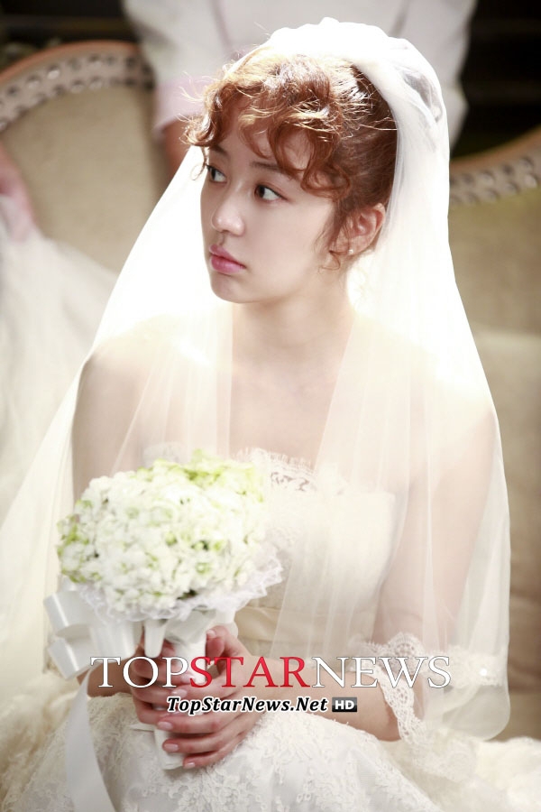 “Cô dâu” Yoon Eun Hye tình tứ bên trai lạ 4