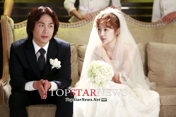 “Cô dâu” Yoon Eun Hye tình tứ bên trai lạ 3