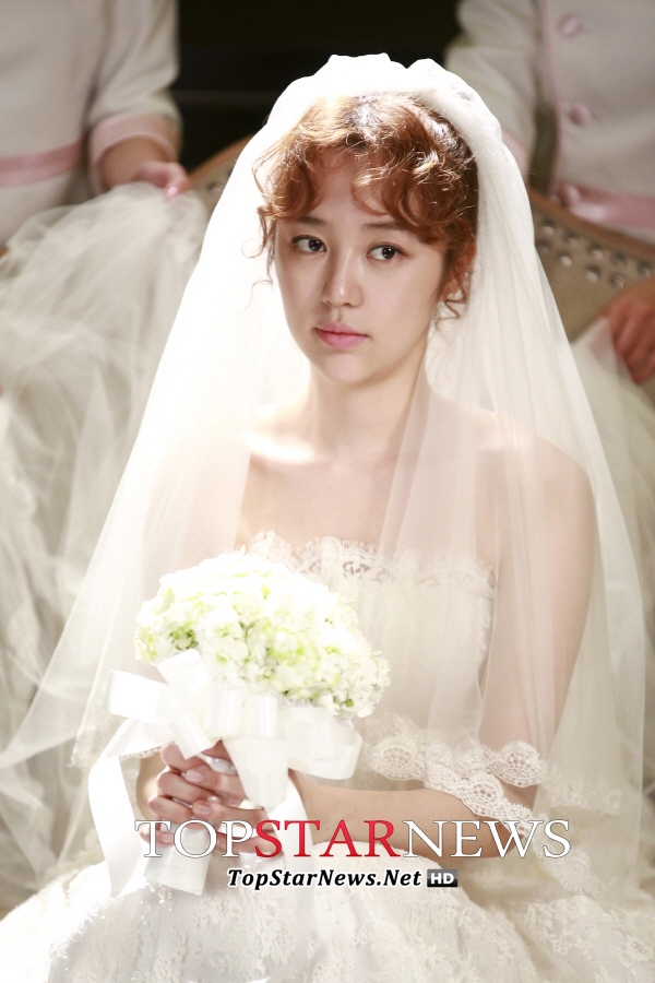 “Cô dâu” Yoon Eun Hye tình tứ bên trai lạ 5