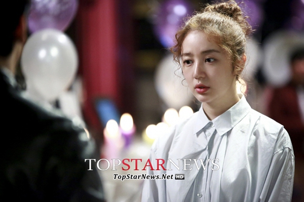 Yoon Eun Hye ngại ngùng nhận hoa hồng từ trai trẻ 6