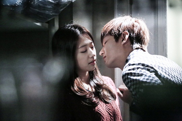 Park Shin Hye nhắm tịt mắt chờ nụ hôn từ Lee Min Ho 1