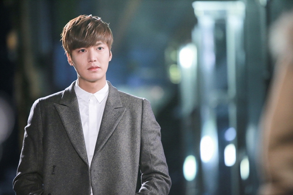 Eun Sang (Shin Hye) bật khóc, ôm chặt Kim Tan (Min Ho) 5