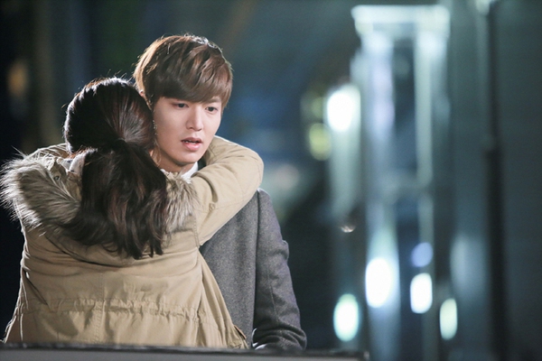 Eun Sang (Shin Hye) bật khóc, ôm chặt Kim Tan (Min Ho) 1