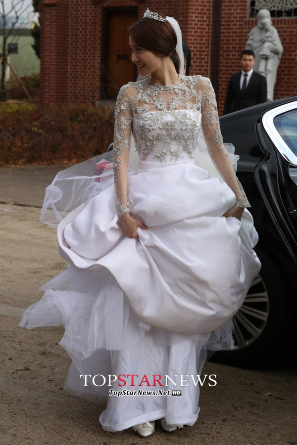 Yoona sung sướng cười tít mắt khi làm cô dâu trẻ 3