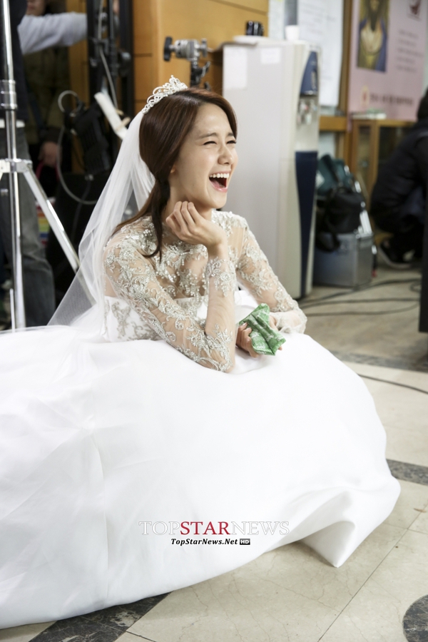 Yoona sung sướng cười tít mắt khi làm cô dâu trẻ 2