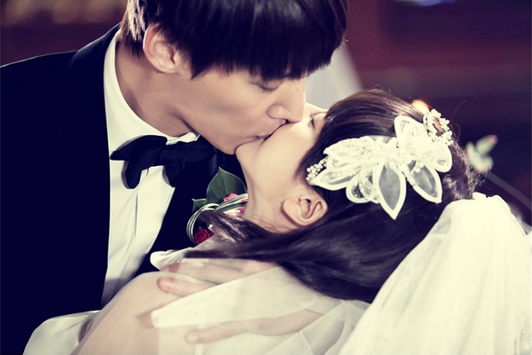 Jin Hee (Song Ji Hyo) nồng nàn ôm hôn chồng tại lễ cưới 2