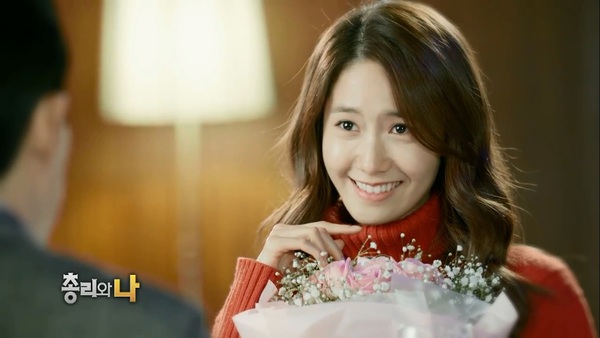 Da Jung (Yoona) cười tít mắt vì được chồng tặng hoa 1