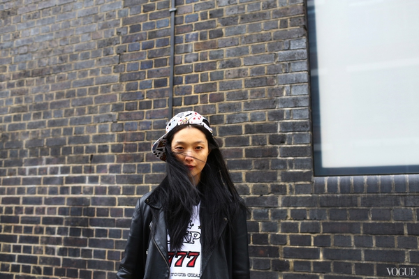 Những "hot item" của street style Tuần lễ thời trang London 42