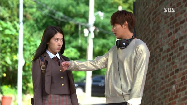 "Zoom in" phong c&aacute;ch của "những người thừa kế đ&igrave;nh đ&aacute;m" trong The Heirs 9
