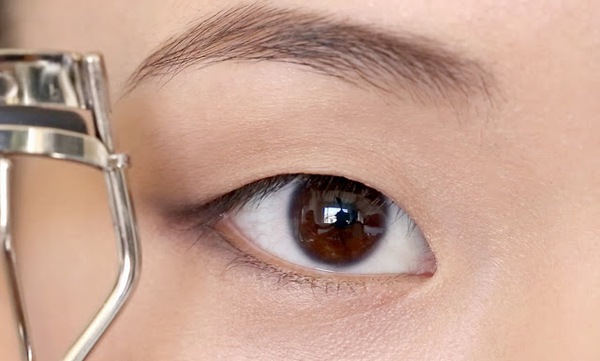 Tips chuốt mascara "đặc trị" cho h&agrave;ng mi ngắn v&agrave; thẳng đuột 2