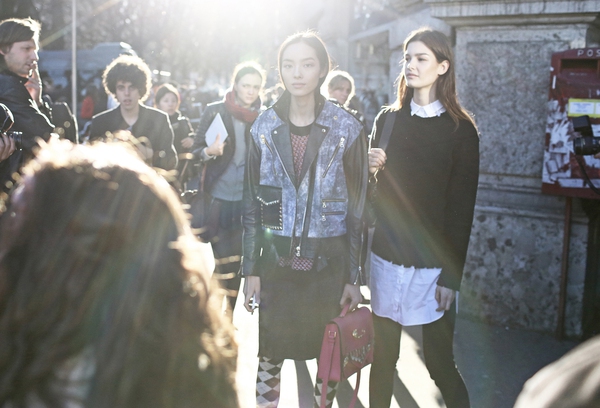 Rực rỡ, ngọt ngào với street style Milan Fashion Week 2