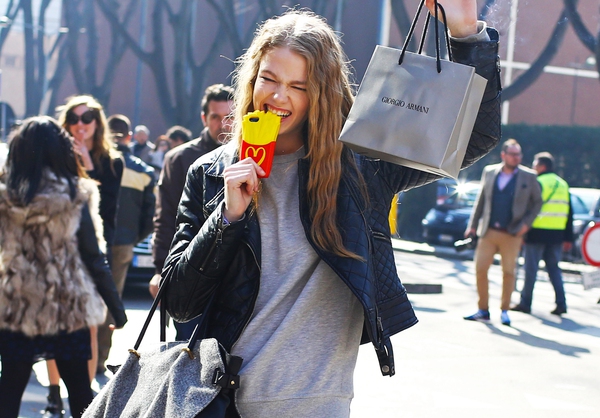 Rực rỡ, ngọt ngào với street style Milan Fashion Week 21