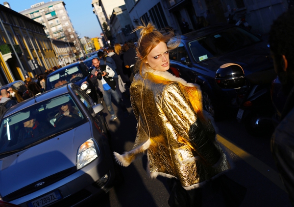 Rực rỡ, ngọt ngào với street style Milan Fashion Week 1