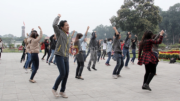 Hà Nội: Nhảy flashmob kêu gọi làm sạch Hoàng Thành Thăng Long 1