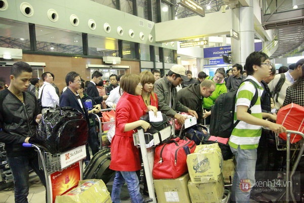 Sân bay Nội Bài đông kín người sau kỳ nghỉ Tết 17