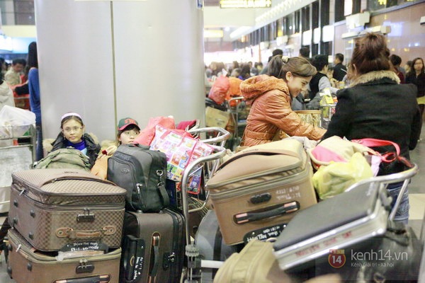 Sân bay Nội Bài đông kín người sau kỳ nghỉ Tết 18