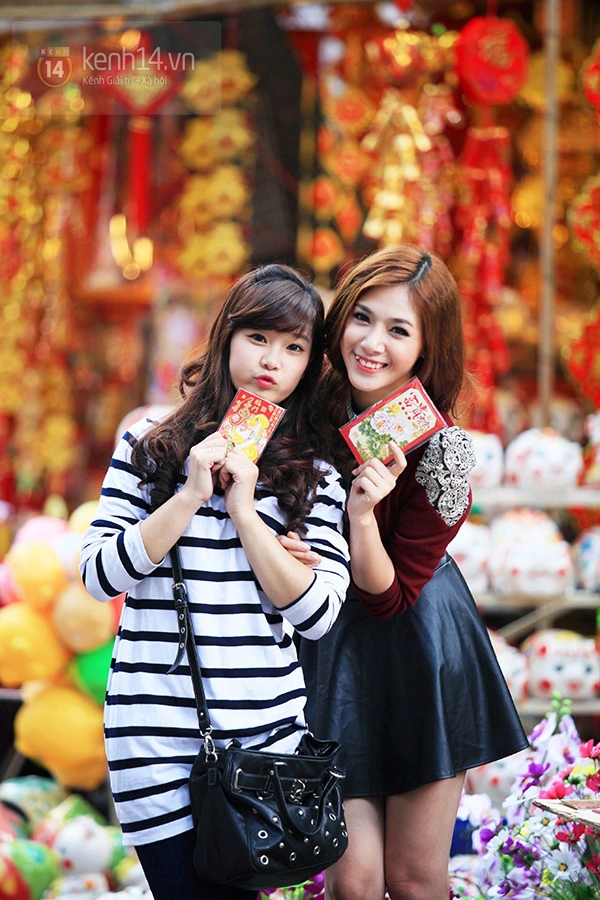 Chi Bi v&agrave; Chi My của &ldquo;Cửa sổ thủy tinh&rdquo; xinh đẹp dạo phố Tết 1