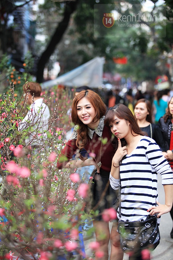 Chi Bi v&agrave; Chi My của &ldquo;Cửa sổ thủy tinh&rdquo; xinh đẹp dạo phố Tết 4