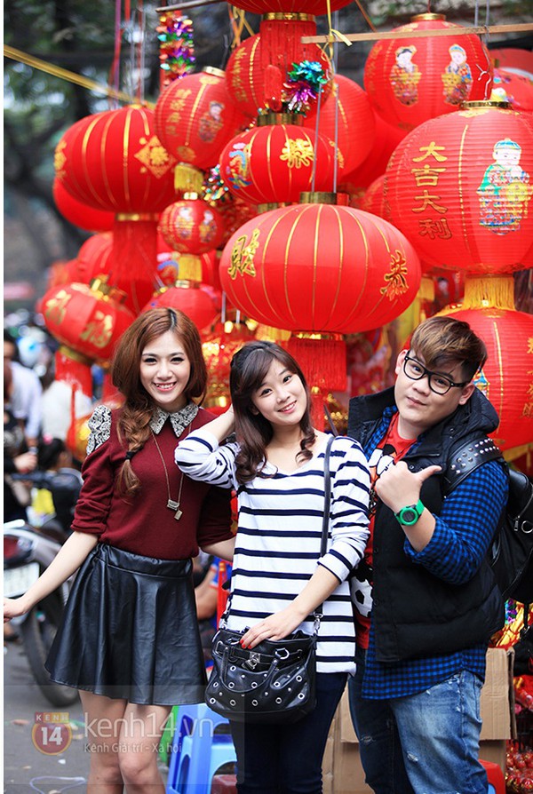 Chi Bi v&agrave; Chi My của &ldquo;Cửa sổ thủy tinh&rdquo; xinh đẹp dạo phố Tết 17