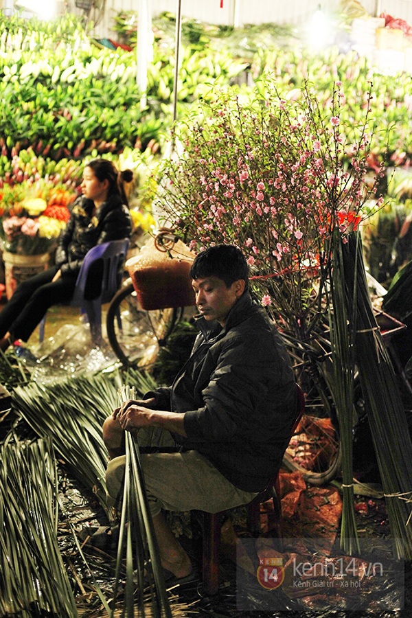 Chợ hoa Quảng Bá tấp nập sáng cuối năm 23