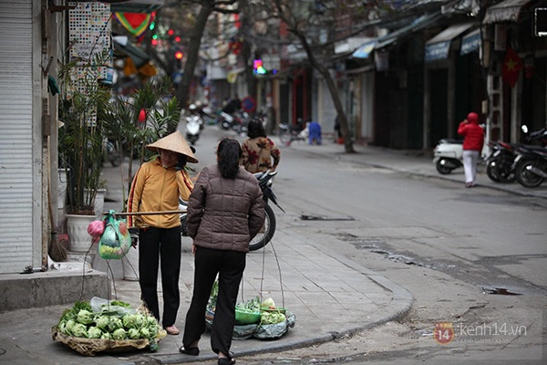 Hà Nội phố vắng lặng, rực cờ hoa chiều 30 Tết 13