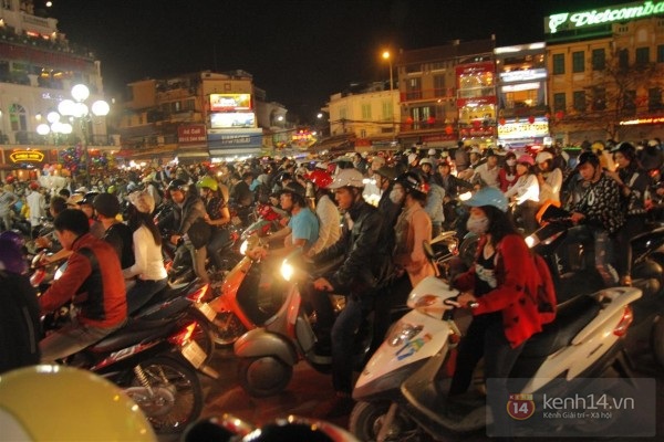 Hà Nội: Các cặp tình nhân “tay trong tay” hạnh phúc trong đêm 8-3 2