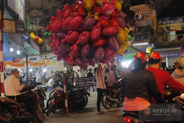 Hà Nội: Các cặp tình nhân “tay trong tay” hạnh phúc trong đêm 8-3 4