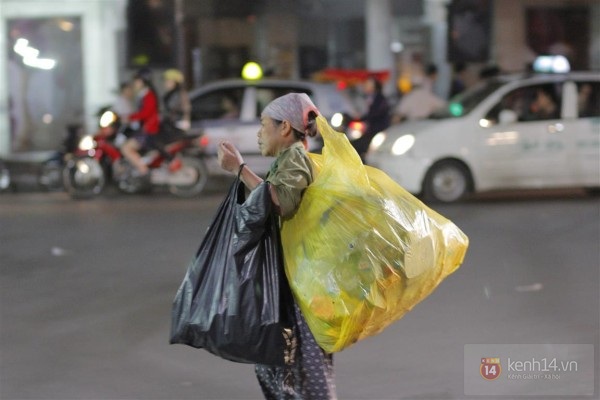 Hà Nội: Các cặp tình nhân “tay trong tay” hạnh phúc trong đêm 8-3 20