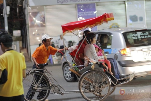 Hà Nội: Các cặp tình nhân “tay trong tay” hạnh phúc trong đêm 8-3 17