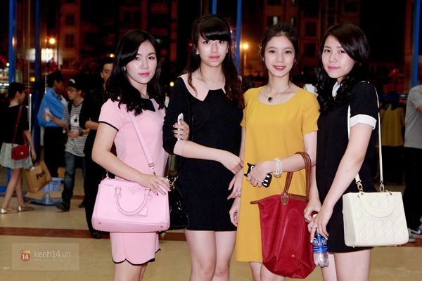 Nữ sinh H&agrave; Nội x&uacute;ng x&iacute;nh v&aacute;y &aacute;o dự party ho&agrave;nh tr&aacute;ng 4