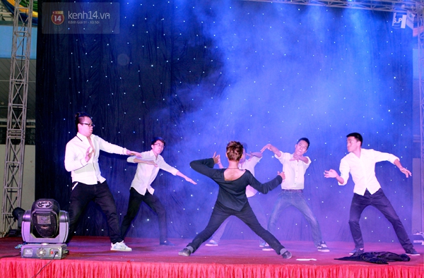 Nữ sinh H&agrave; Nội x&uacute;ng x&iacute;nh v&aacute;y &aacute;o dự party ho&agrave;nh tr&aacute;ng 12