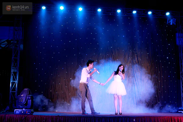 Nữ sinh H&agrave; Nội x&uacute;ng x&iacute;nh v&aacute;y &aacute;o dự party ho&agrave;nh tr&aacute;ng 16