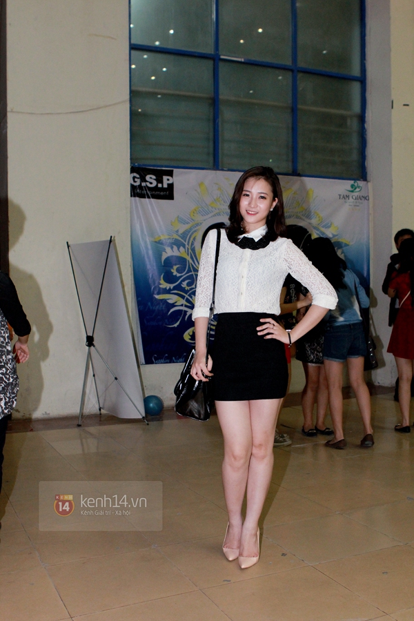 Nữ sinh H&agrave; Nội x&uacute;ng x&iacute;nh v&aacute;y &aacute;o dự party ho&agrave;nh tr&aacute;ng 6