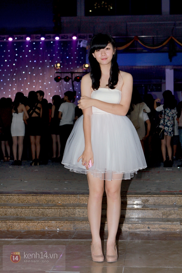 Nữ sinh H&agrave; Nội x&uacute;ng x&iacute;nh v&aacute;y &aacute;o dự party ho&agrave;nh tr&aacute;ng 7