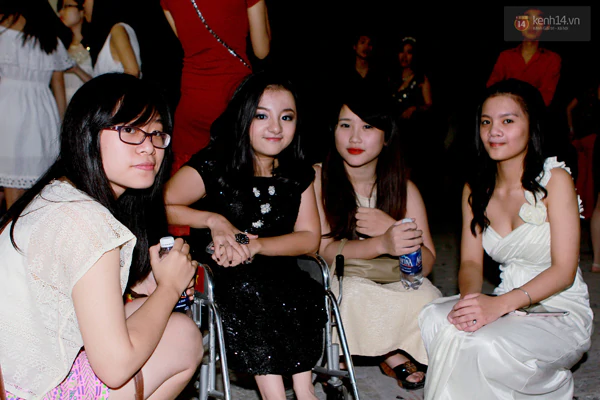 Nữ sinh H&agrave; Nội x&uacute;ng x&iacute;nh v&aacute;y &aacute;o dự party ho&agrave;nh tr&aacute;ng 14