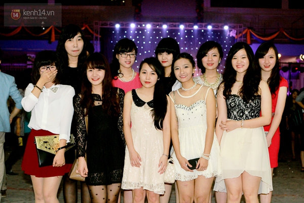 Nữ sinh H&agrave; Nội x&uacute;ng x&iacute;nh v&aacute;y &aacute;o dự party ho&agrave;nh tr&aacute;ng 10