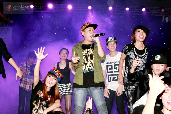 Nữ sinh H&agrave; Nội x&uacute;ng x&iacute;nh v&aacute;y &aacute;o dự party ho&agrave;nh tr&aacute;ng 23