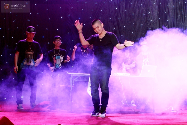 Nữ sinh H&agrave; Nội x&uacute;ng x&iacute;nh v&aacute;y &aacute;o dự party ho&agrave;nh tr&aacute;ng 24