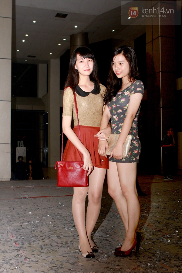Nữ sinh H&agrave; Nội x&uacute;ng x&iacute;nh v&aacute;y &aacute;o dự party ho&agrave;nh tr&aacute;ng 9