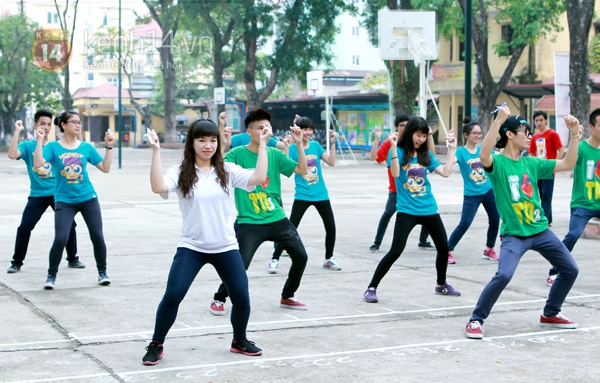 Màn flashmob mang tên “18 năng động” cực thú vị của teen Yên Hòa 7
