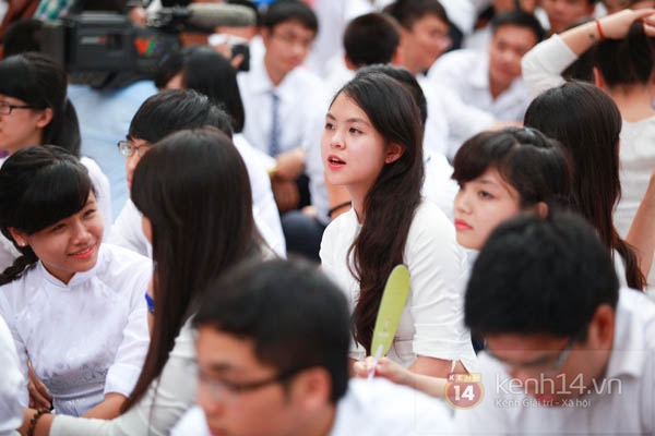 Nghẹn ng&agrave;o gi&acirc;y ph&uacute;t chia tay của teen Kim Li&ecirc;n v&agrave; Chu Văn An 23