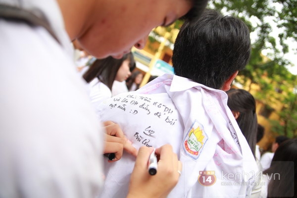 Nghẹn ng&agrave;o gi&acirc;y ph&uacute;t chia tay của teen Kim Li&ecirc;n v&agrave; Chu Văn An 11