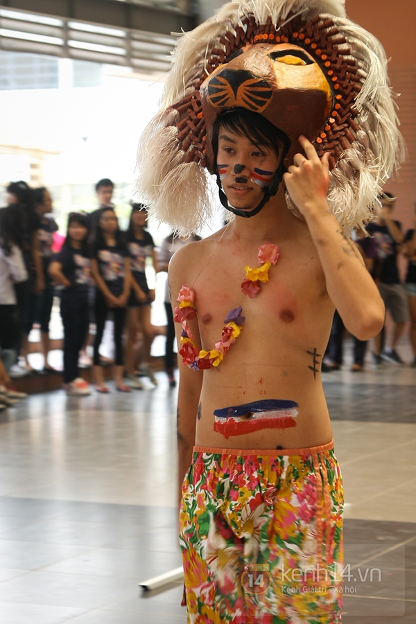 Amsers tr&igrave;nh diễn với &ldquo;linh vật&rdquo; trong &ldquo;Ng&agrave;y hội văn h&oacute;a&rdquo; 2