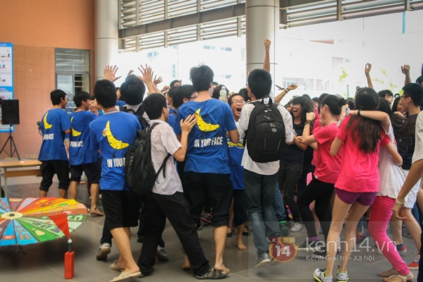 Amsers tr&igrave;nh diễn với &ldquo;linh vật&rdquo; trong &ldquo;Ng&agrave;y hội văn h&oacute;a&rdquo; 15